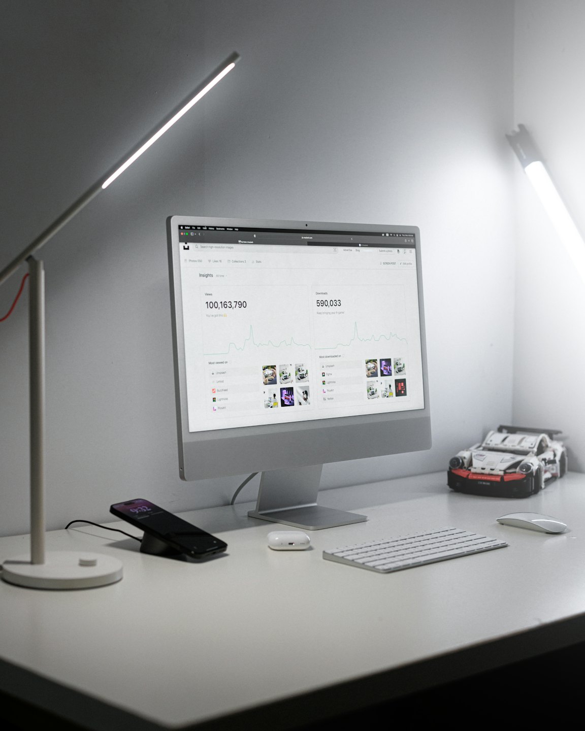 Komputer desktop dengan dasbor analisis data di meja kantor modern.